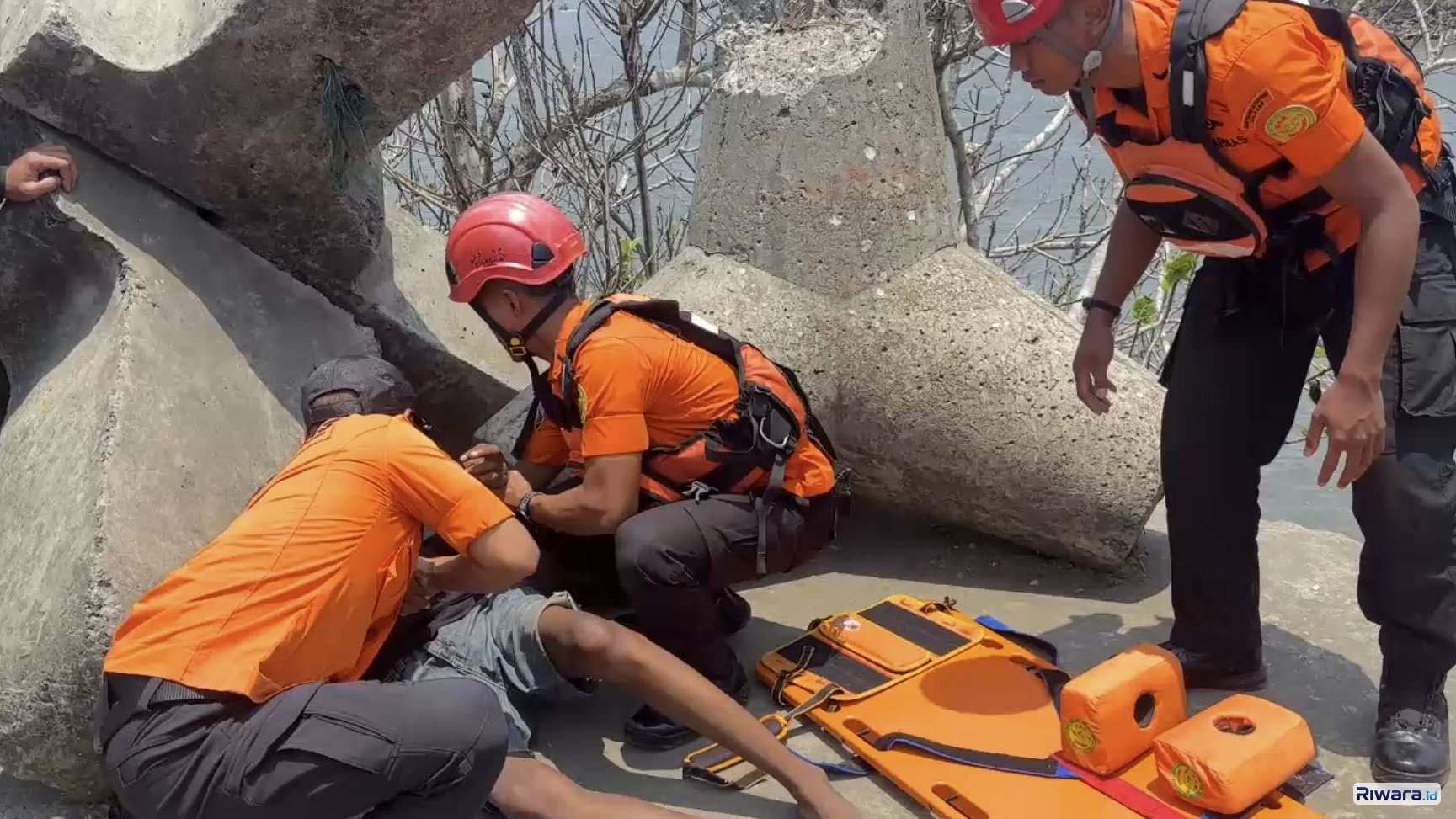 Rescuer Basarnas mengevakuasi pengendara motor yang jatuh di dermaga PPSC Cilacap